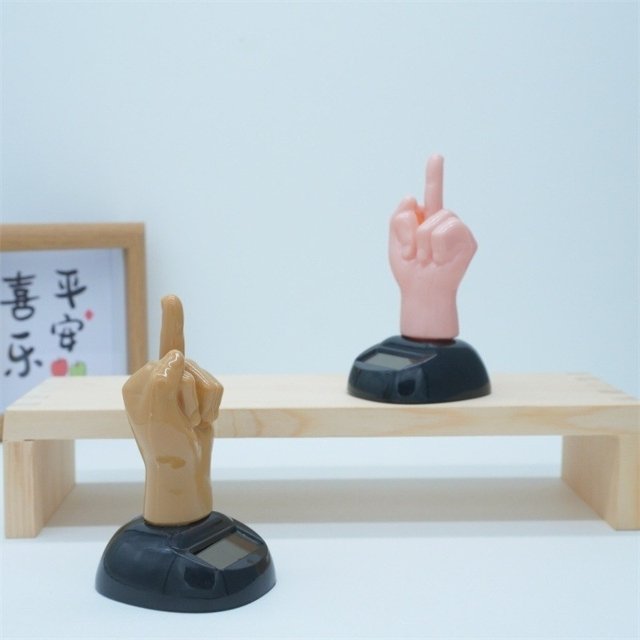 흔들리는 움직이는 가운데 중지 손가락 욕 뻑큐 뻐큐 빡큐 태양열 피규어 장식품 차량 대시보드 인테리어