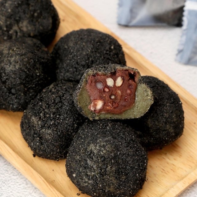 [제주 특산품!] 제주떡집 오메기떡 3종 70개 (팥 30개 + 콩고물 20개 + 흑임자 20개)