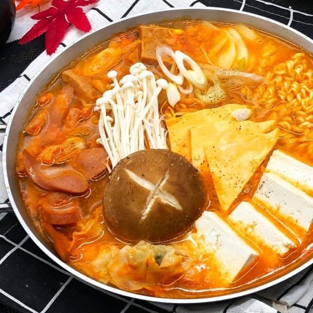 이태원식 햄가득 부대찌개 밀키트 2.4kg 밀키트 부대찌개 재료 부대찌개육수 부대찌개용소시지 부대찌개햄